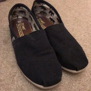 Black womens Toms size 8